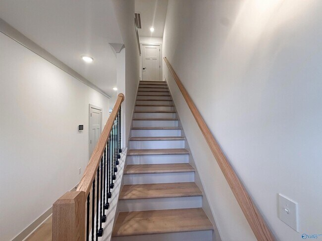 Building Photo - 18 Whispering Oak Dr SW