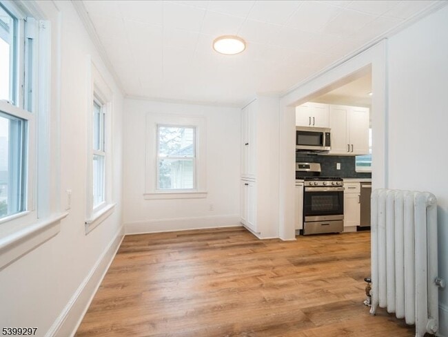 Building Photo - 14 Ravine Ave