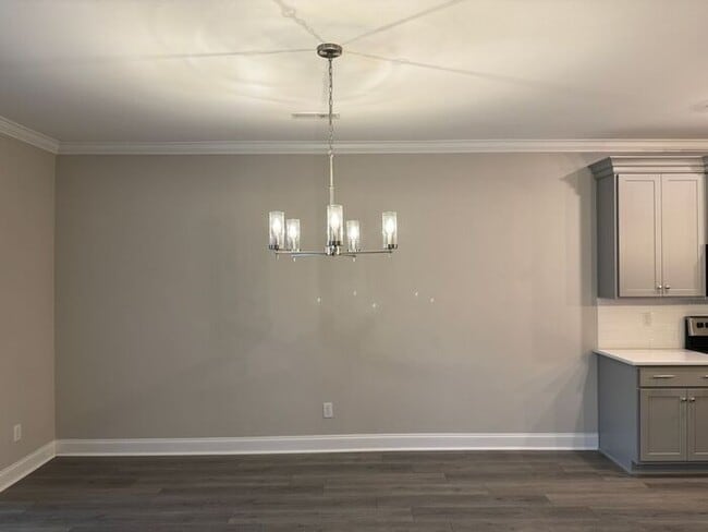 Building Photo - TOWN MADISON RENTAL ON THE SQUARE!