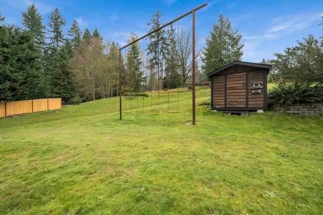 Building Photo - 5 Bedroom 3 Bathroom House With A Huge Yard