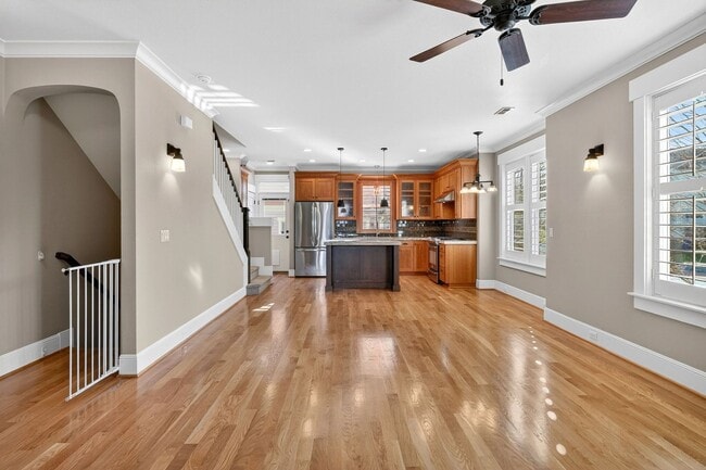 Building Photo - 100 NE Ivy St