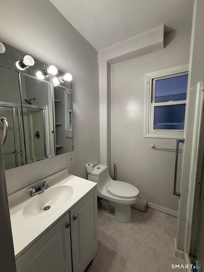 Building Photo - 256 Center St