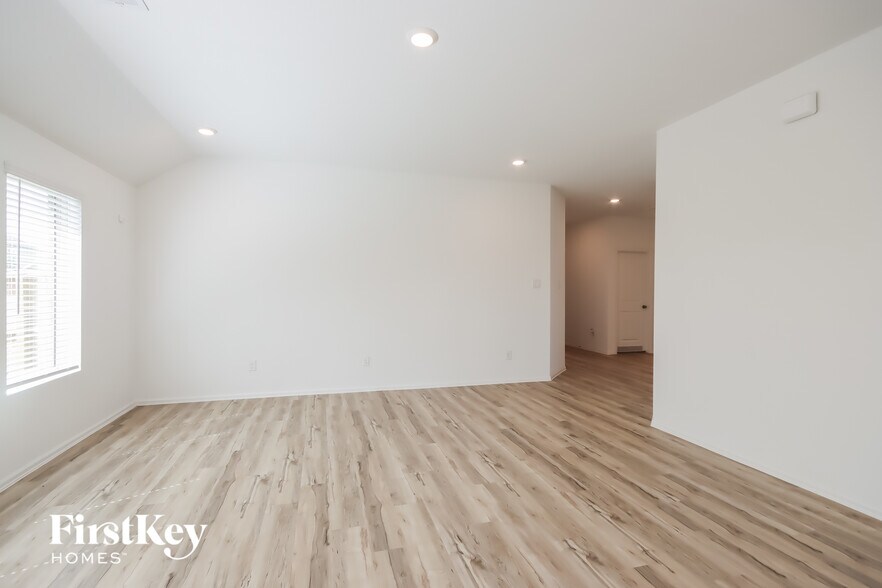 Building Photo - 26634 Daylily Grove St