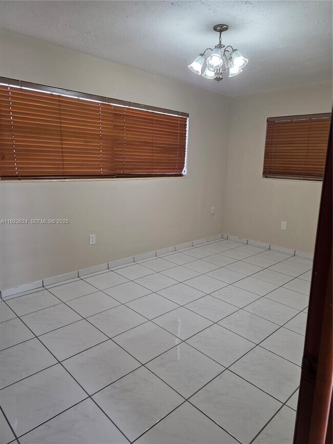 Building Photo - 1560 W 53rd Terrace