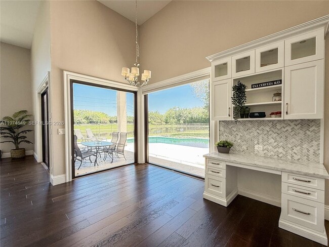 Building Photo - 400 Alexandra Cir