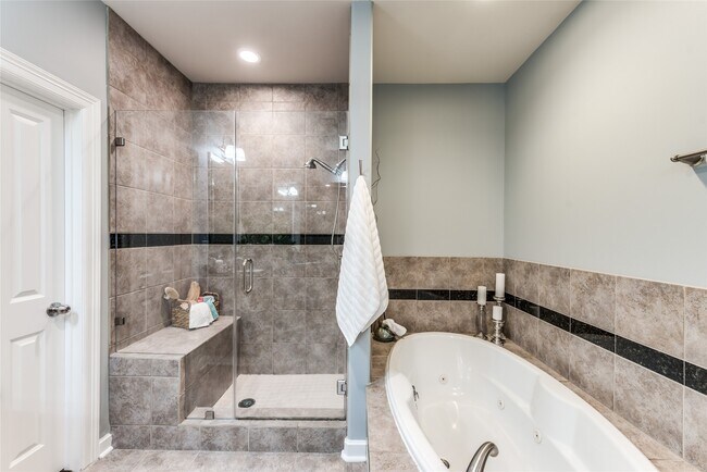 Building Photo - 914 Main St