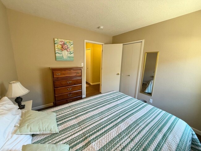 Building Photo - Beautiful Updated 3 Bedroom / 2 Bathroom Home in Prime Rio Rancho Location