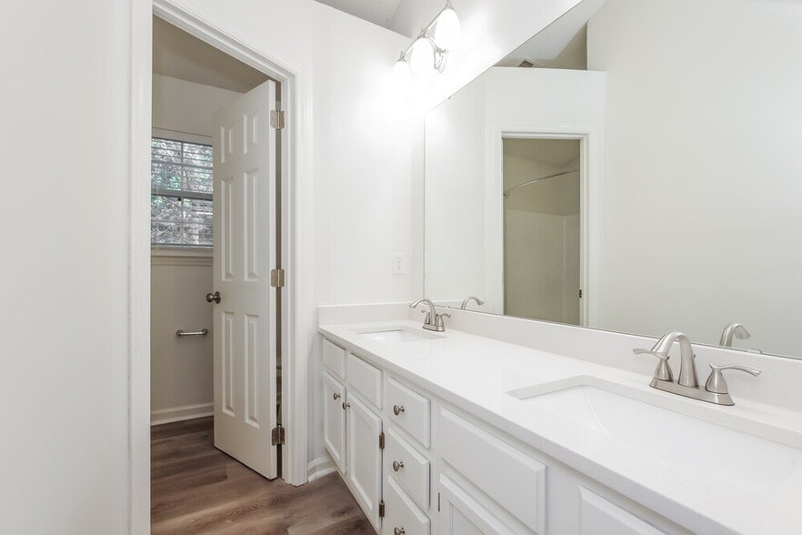 Building Photo - 3033 Oakcroft Dr