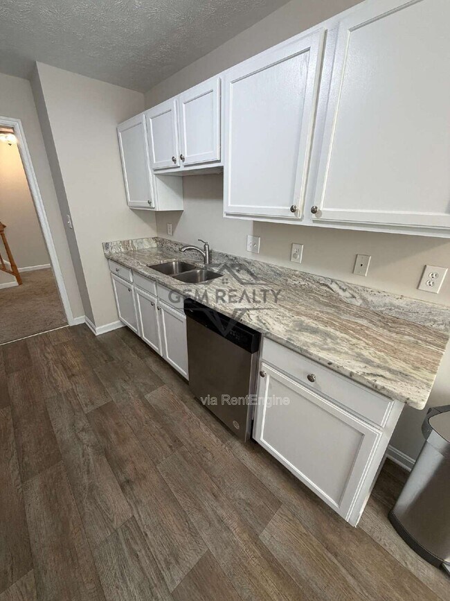 Building Photo - 313 3rd St