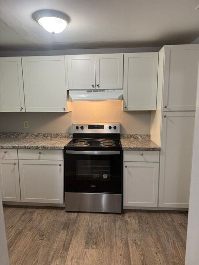 Building Photo - Spacious Two Bedroom Townhouse
