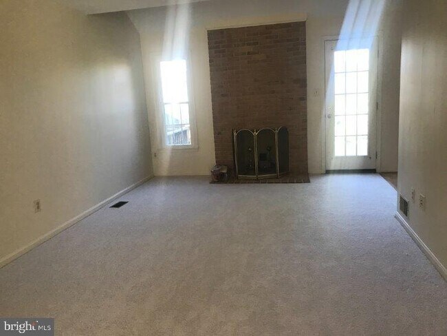 Building Photo - 5142 Woodford Dr