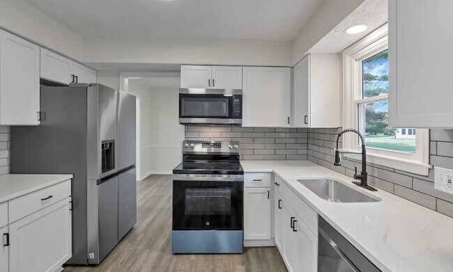 Building Photo - 11715 Village Way Dr