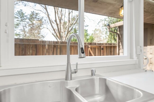 Building Photo - Spacious 4-Bedroom, 2.5-Bath Townhouse Clo...