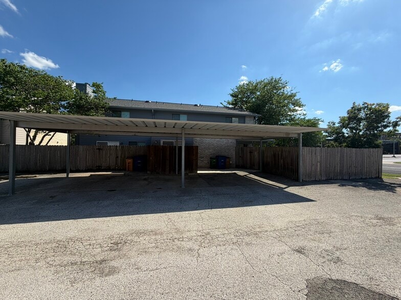 Building Photo - 3216 Crosscreek Dr
