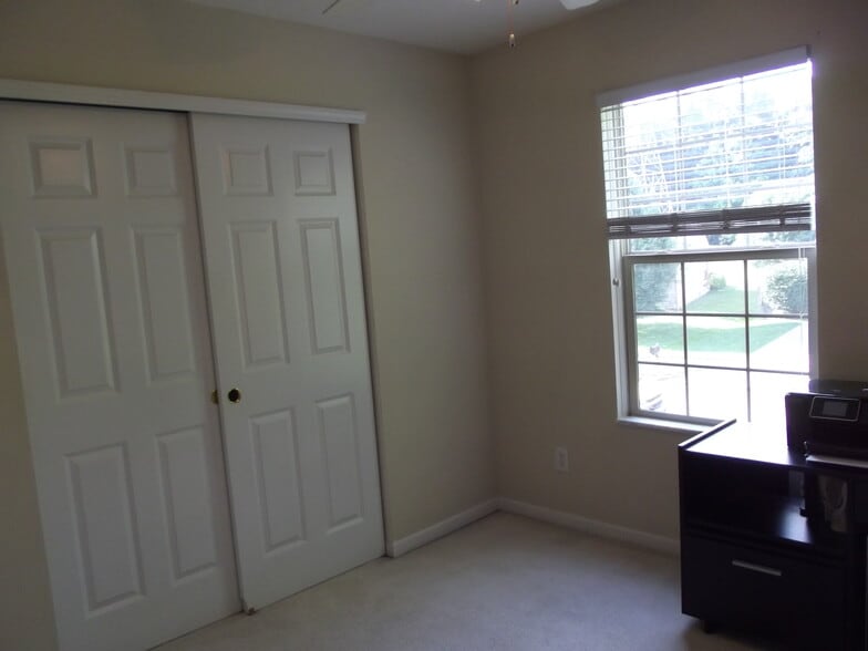 Third bedroom with closet - 1074 Lakegrove Court