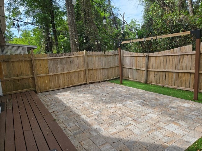 Building Photo - Spacious 2-bedroom, 1.5-bath end-unit townhouse in Carriage House