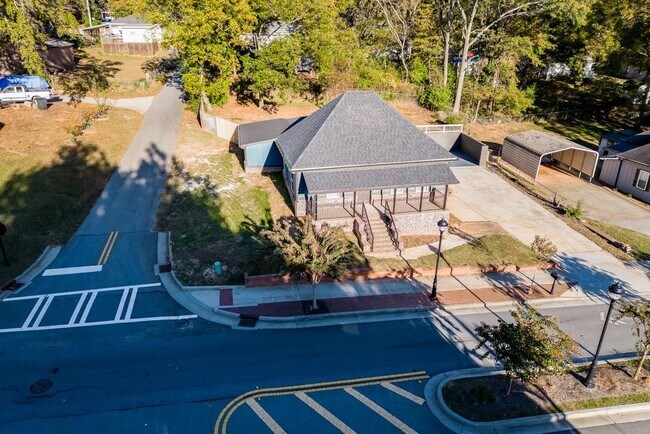 Building Photo - 4615 S Lee St