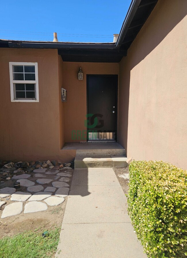 Building Photo - NOW AVAILABLE! 3 Bedroom, 1 Bathroom Home ...