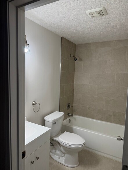 Building Photo - 5302 Vista John Dr