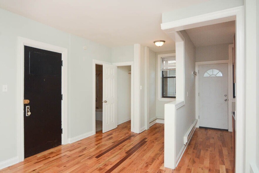 Building Photo - 4420 N Wolcott Ave