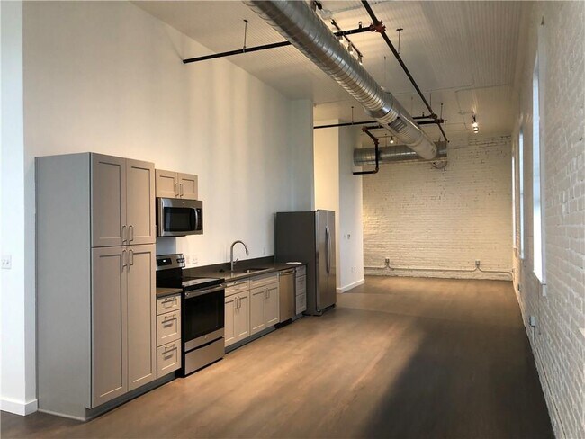 Building Photo - 102 E 2nd St