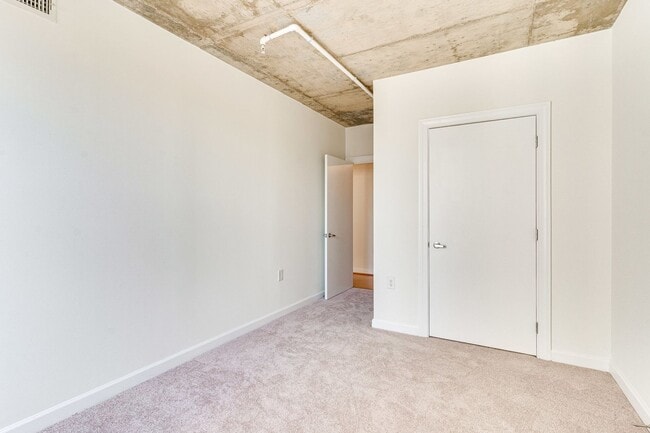 Building Photo - Modern 3 Bed 2 bath condo WITH 2 PARKING S...