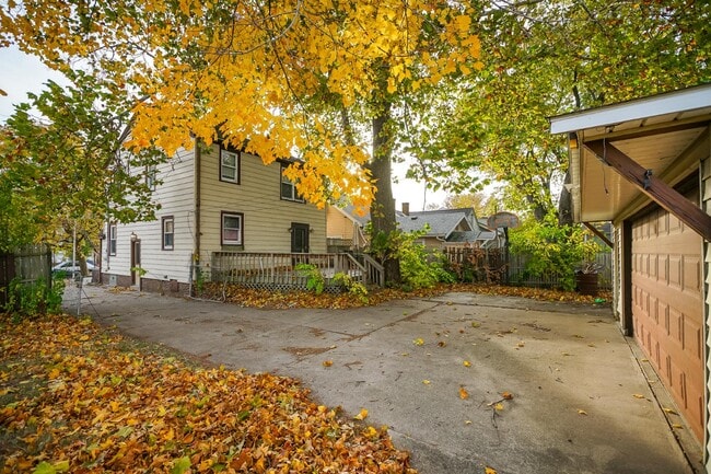 Building Photo - 409 E Melbourne Ave