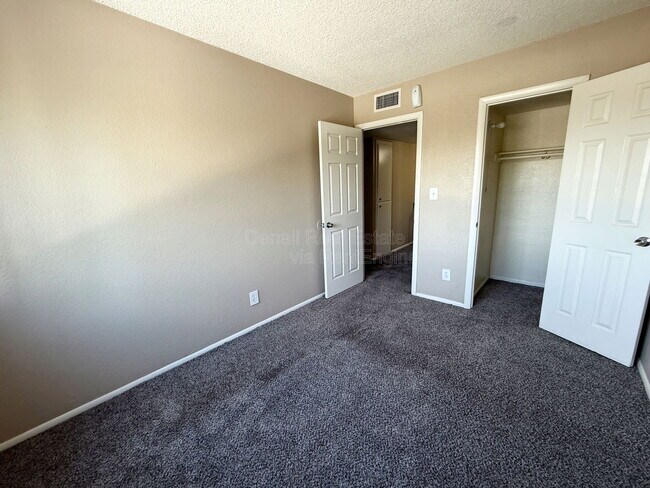 Building Photo - 5244 W Lynwood St