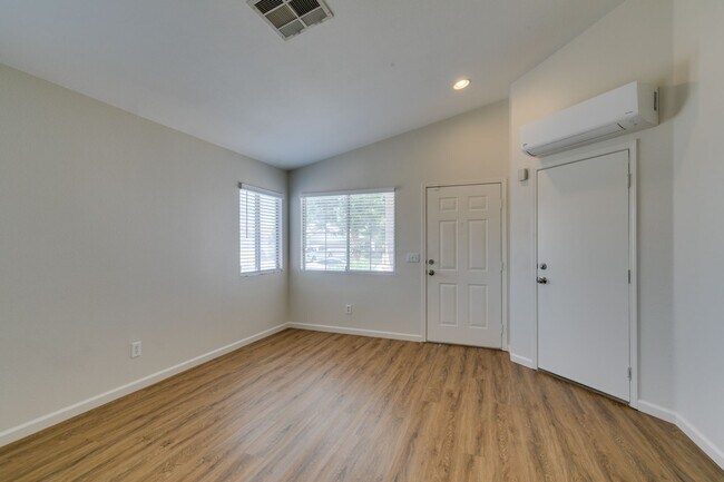 Building Photo - 3-Bedroom Home with Upgraded Cooling & Gre...