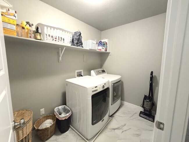 Building Photo - 1260 E Packard Dr