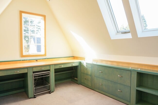 Building Photo - Dream Home in the Southwest Hills! Your Pa...