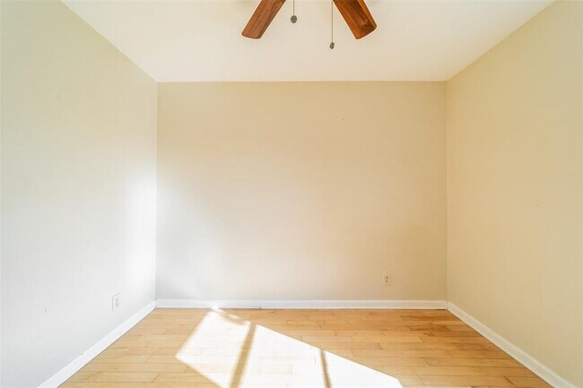 Building Photo - 1738 Rutland Dr