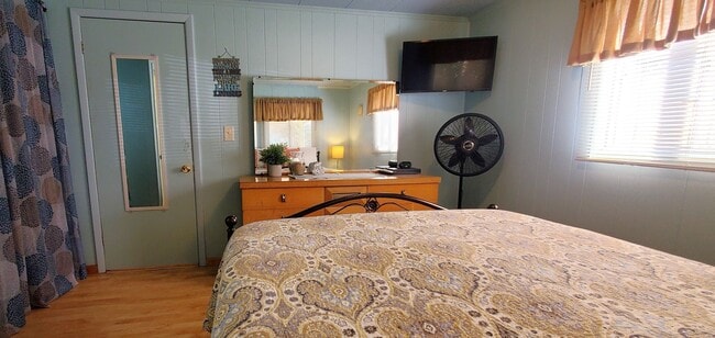 Building Photo - Charming 3-Bedroom, 1.5-Bathroom Fully Fur...