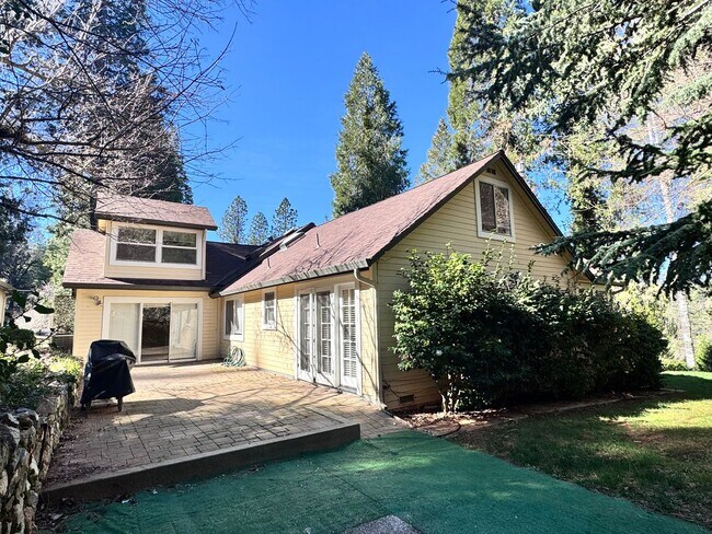 Building Photo - Welcome to this charming 3 bedroom, 2 bathroom house located in  Nevada City