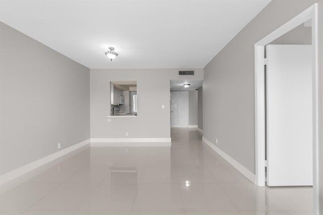 Building Photo - 3050 N Palm Aire Dr