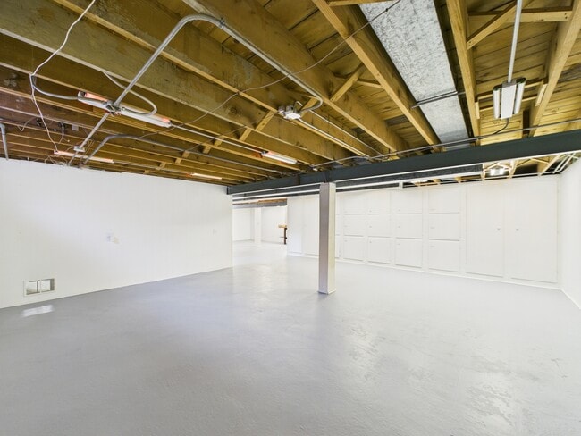 Building Photo - 16712 Elm St