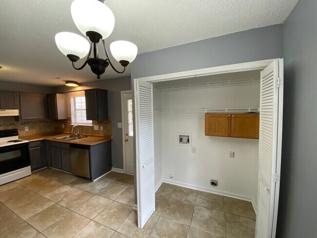 Building Photo - Great, 3-bed / 2 full bath location off th...
