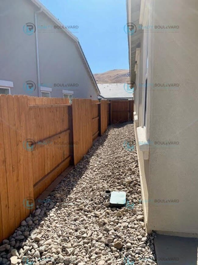 Building Photo - Gorgeous Newer 3 Bedroom Home! Located off...