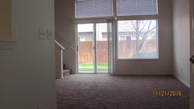 Building Photo - Dorothy2206