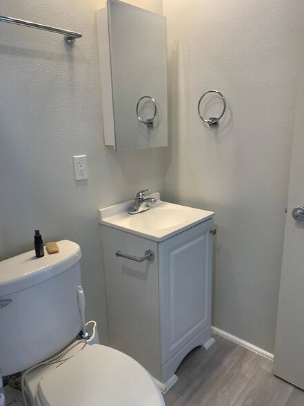 Building Photo - 700 Westmont Rd