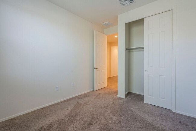Building Photo - Bright & Stylish 3BR Home in La Estancia |...