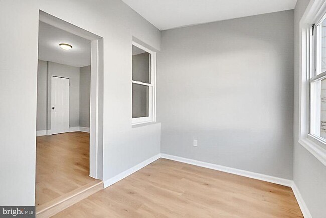 Building Photo - 727 Otis Pl NW