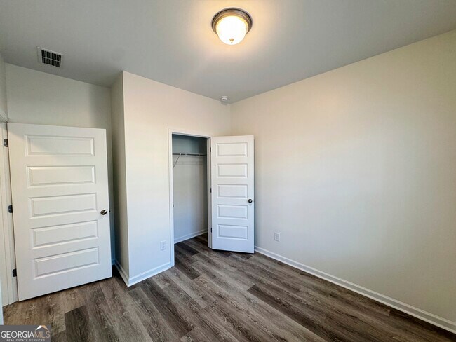 Building Photo - 214 N Dogwood St