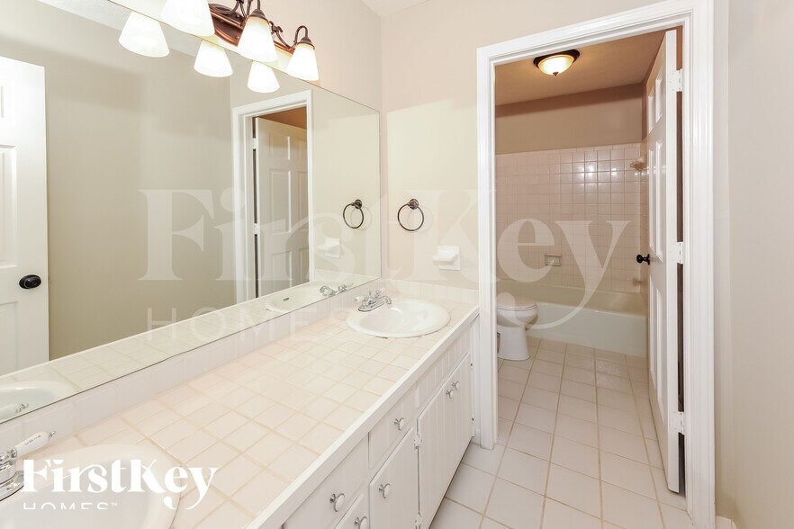 Building Photo - 1829 E Gate Dr