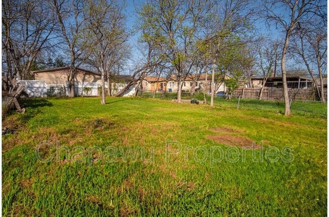 Building Photo - 819 Larry St