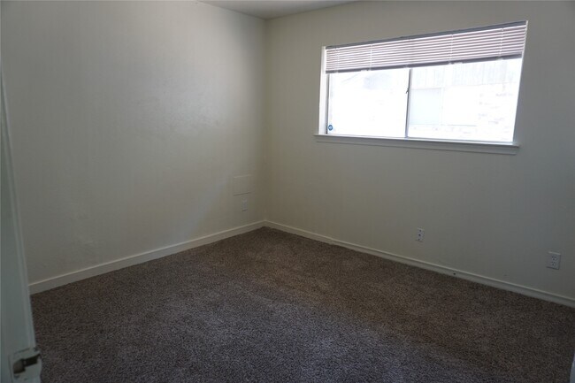 Building Photo - 1913 Normal Park Dr