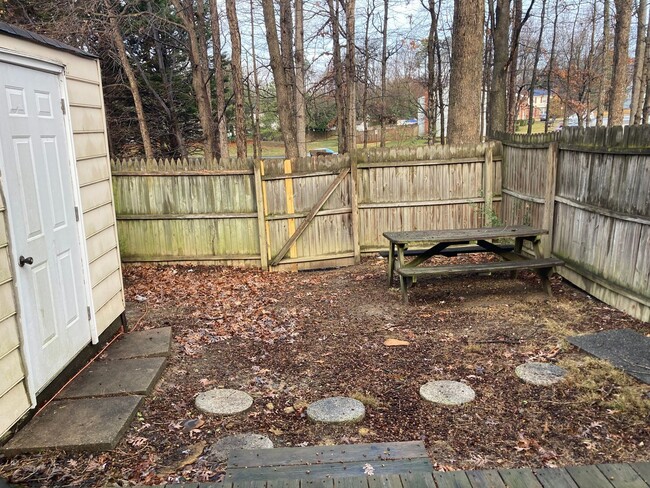 Building Photo - 9640 Greenmeadow Cir