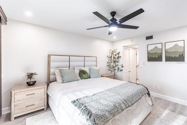 Building Photo - 1125 W Peppertree Dr