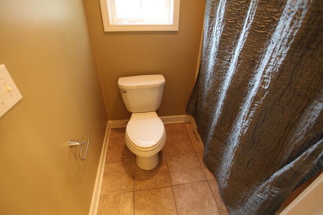 Building Photo - Beautiful 3bed/2bath residential home available in August!