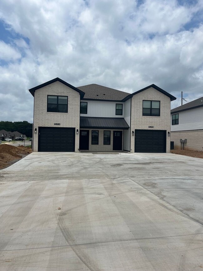 Building Photo - COX-NORTHRIDGE DR-2